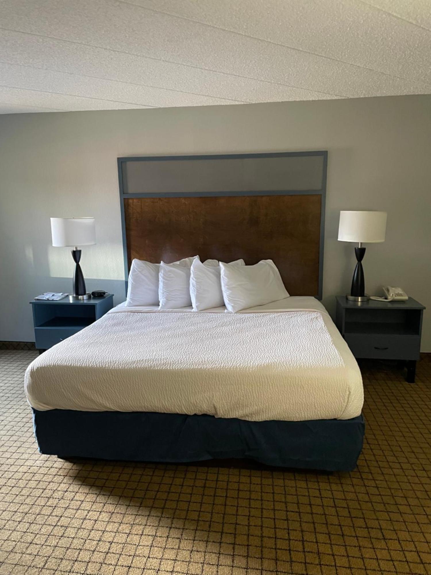 Americinn By Wyndham Hartford Wi Buitenkant foto