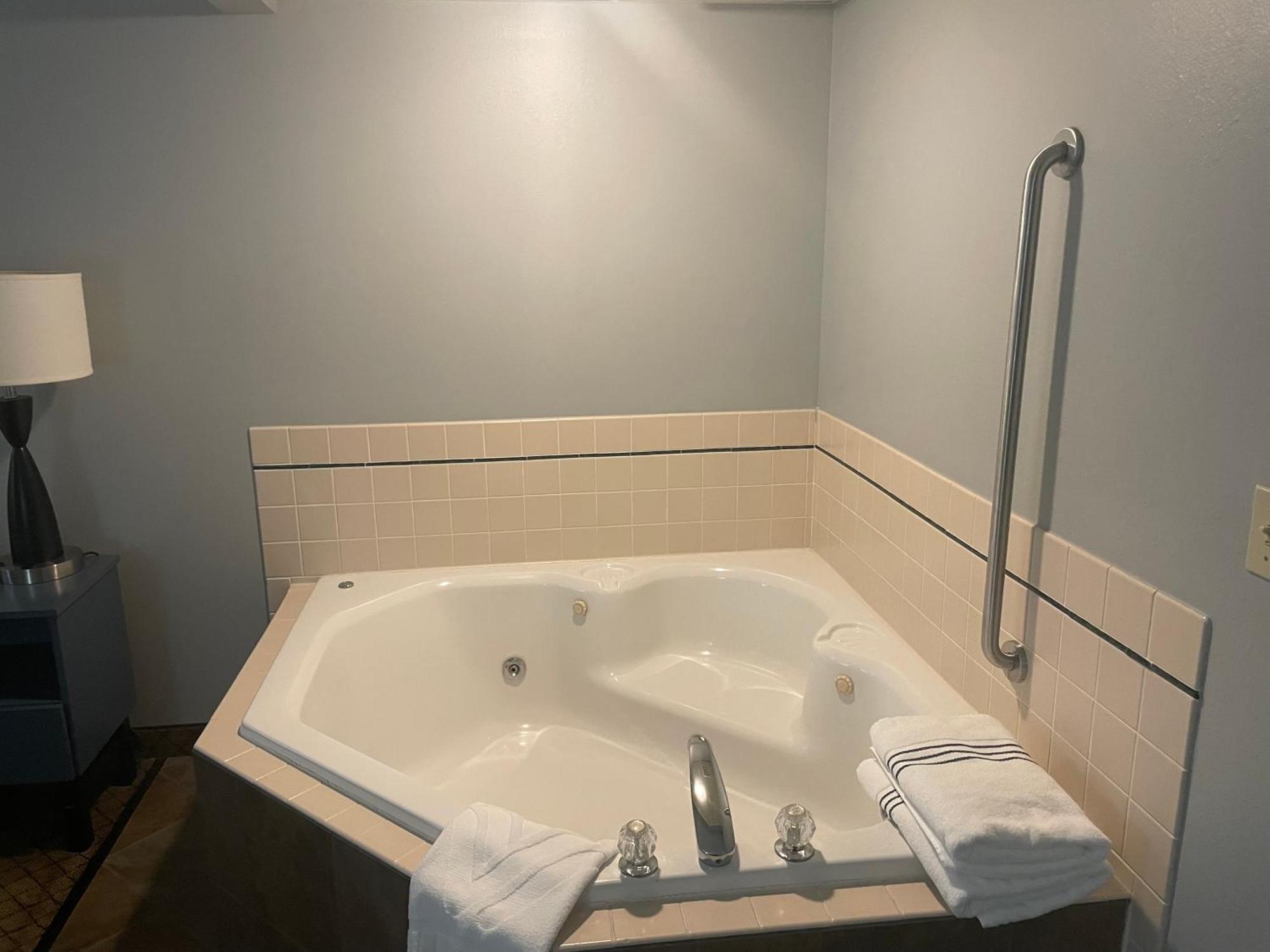 Americinn By Wyndham Hartford Wi Buitenkant foto