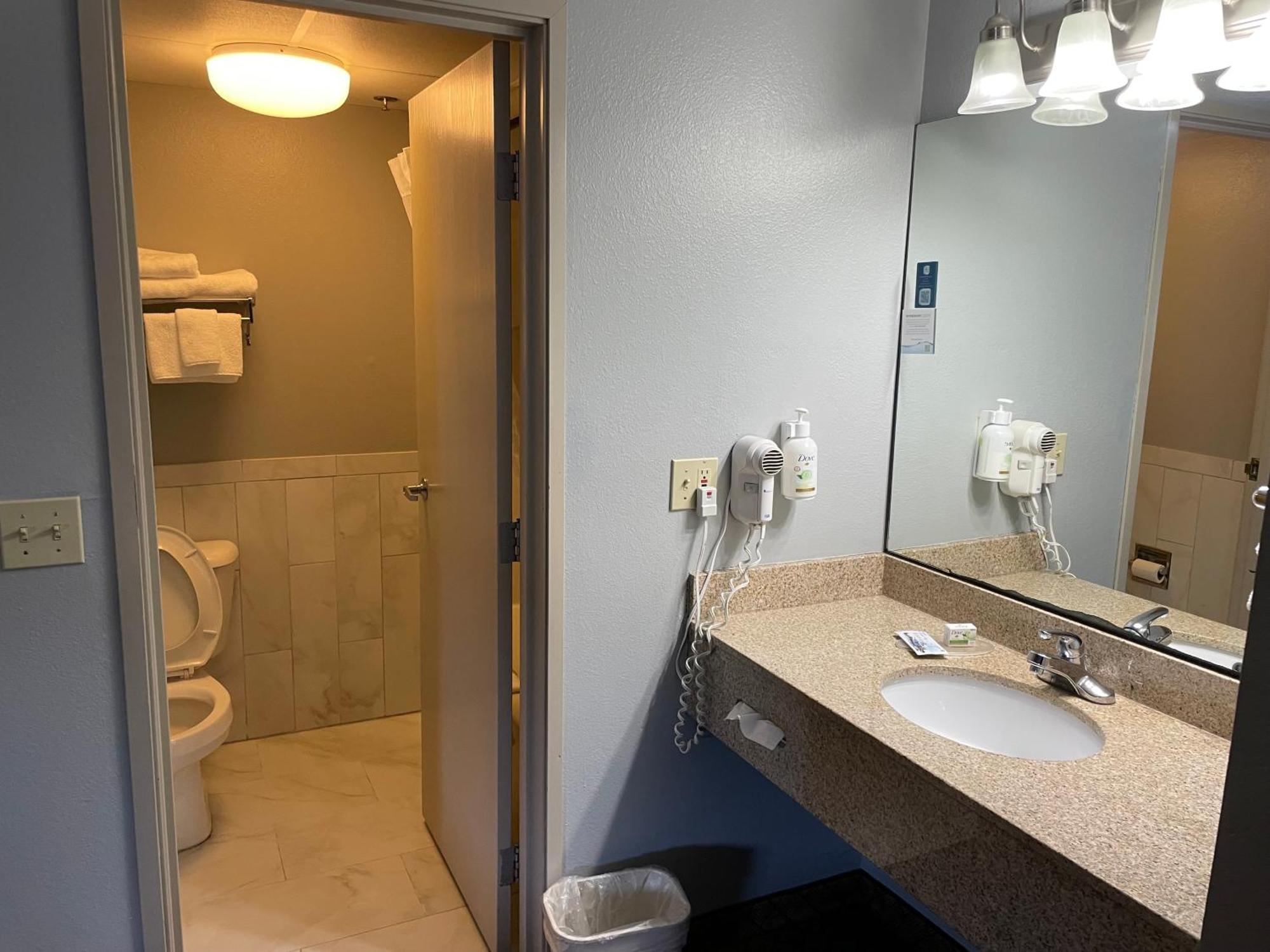 Americinn By Wyndham Hartford Wi Buitenkant foto