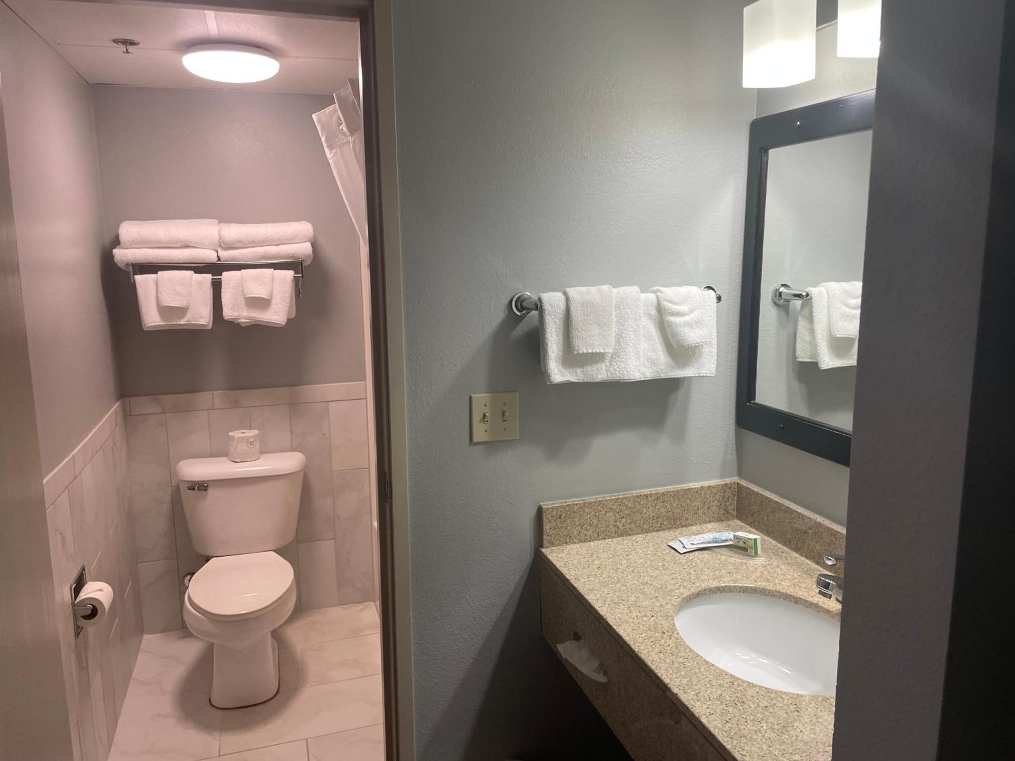Americinn By Wyndham Hartford Wi Buitenkant foto