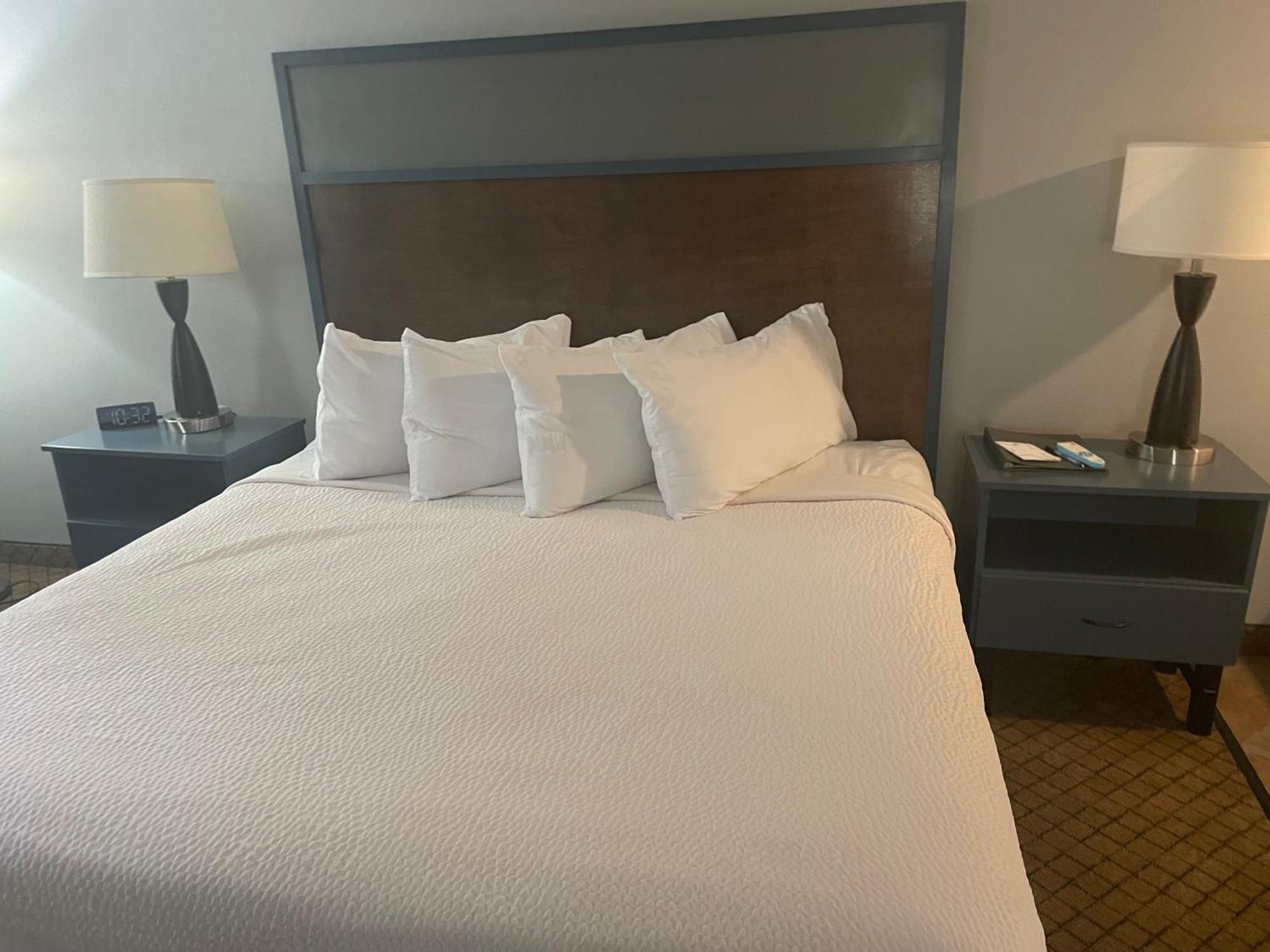 Americinn By Wyndham Hartford Wi Buitenkant foto